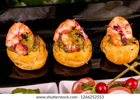 Eclairs with paste and a shrimp
