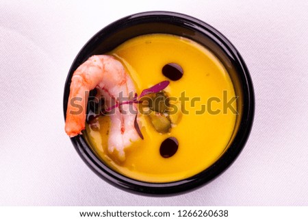 Puree with sunflower seeds and a shrimp with oil