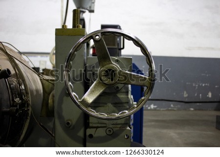 Steering wheel of management of corner of work of extruder

