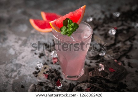 Alcoholic or non-alcoholic grapefruit, citrus, berry cocktail with liqueur, vodka, champagne or martini. Cool drink. Easy Bartenders Recipes and Ideas
