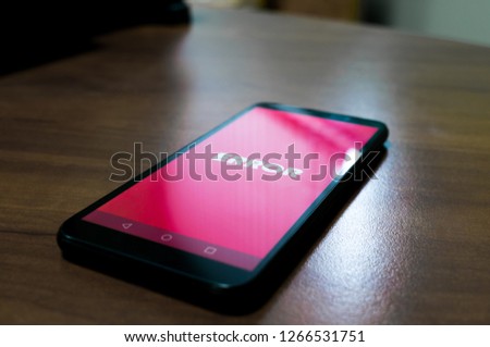 Black smartphone with error message on the screen