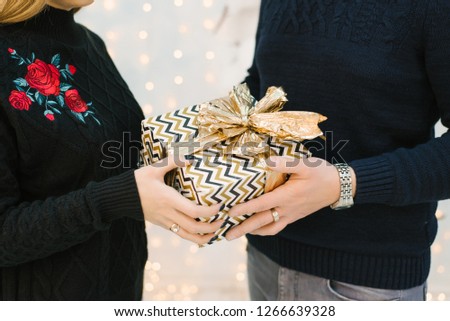 boyfriend gives a girl a christmas present