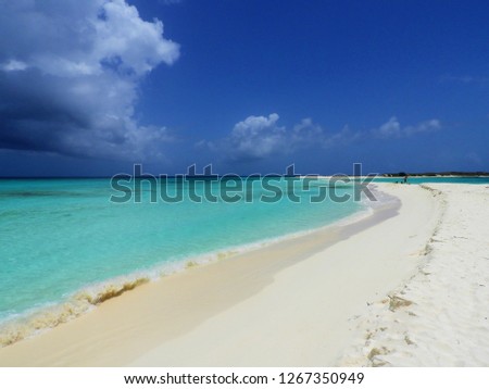 Los Roques, Caribbean Sea: Vacation in the blue sea and deserted beach. Peace and a dream. Fantastic landscape. Great caribbean view