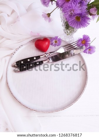 plate, chrysanthemum flower heart on white wooden background