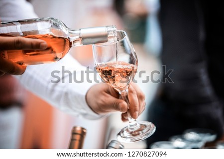 Pour white red wine and rose from the decanter and glass into the glass.