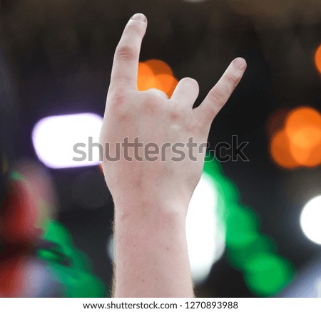 Two fingers on the hand at the concert .