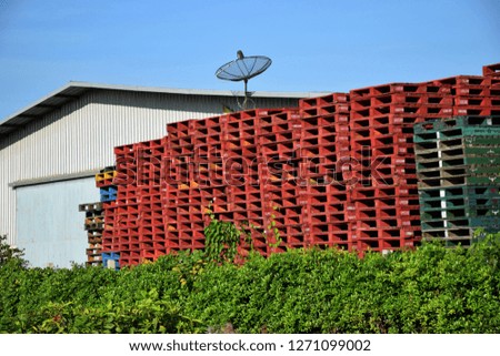 Pictures of many colorful wooden pallets used in loading goods.