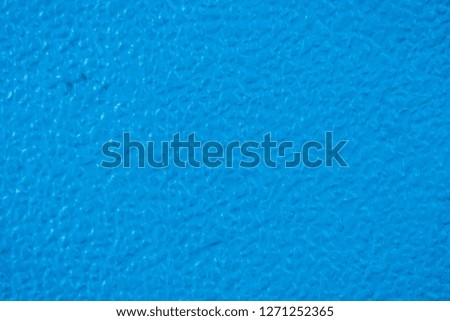 The texture of the blue oil is applied to the walls of the mortar mixed with gravel. 
The pattern reflects the shiny shadow of the brightly colored walls.