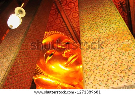 The large Buddha image in the temple at Wat Pho