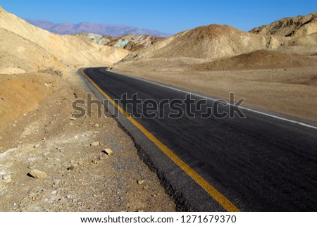 Road in the Death Valley National Park, California/Nevada, USA.