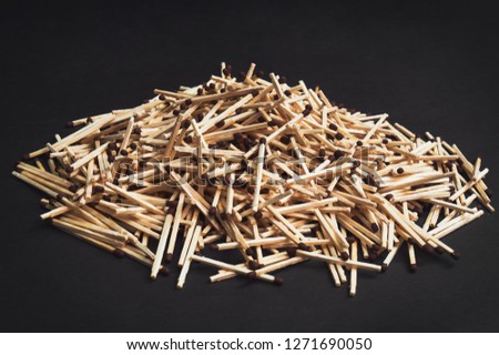 bunch of matchsticks with brown heads.