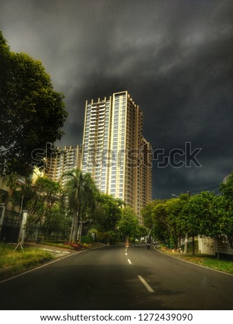 The tall buidling under the cloudy sky