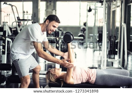 
Portrait Fitness coaches are controlling the training equipment of lovers,
Helps create motivation for exercise,fitness concept