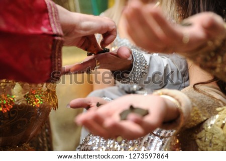 henna hands at event