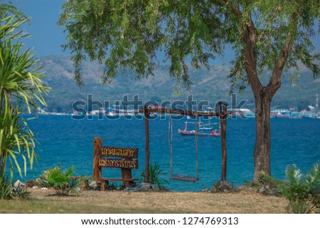 The background of the island name sign (Samarn Sarn) that allows tourists to take pictures without having to ask for permission, is a record of travel stories in Thailand.