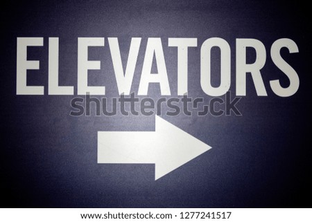 A sign pointing the way to the elevators