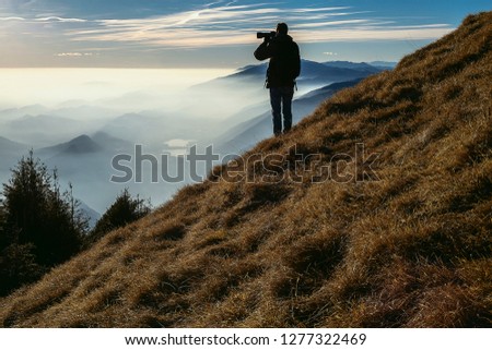 Nature photographer taking photos in the mountains - Immagine 