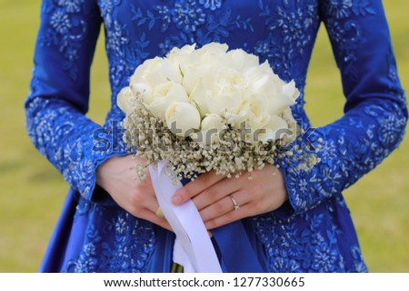 bride holding flowers wedding 