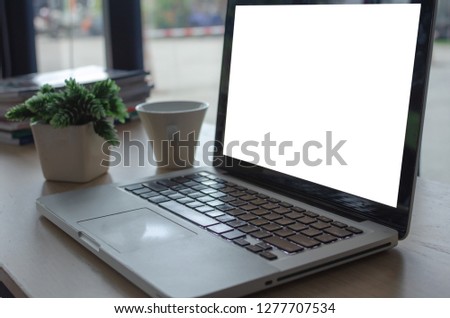 Mockup laptop  with blank white desktop screen on table
