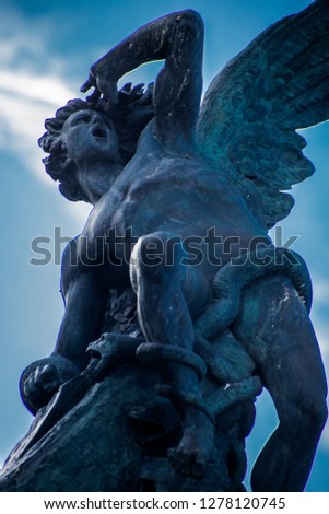 monument to the fallen angel. El Retiro Park