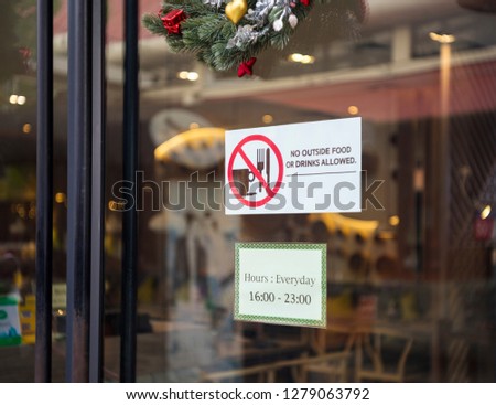No outside or drinks allowed sign a restaurant,