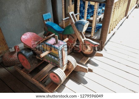 Children's toys are wooden carvings car.