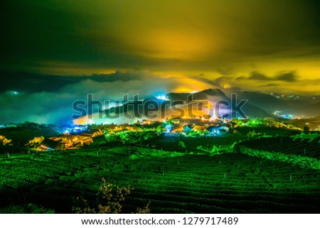 Alishan, Chiayi, Taiwan, has the opportunity to see the scenery of the sea of clouds after the rain in winter, and to show the fascinating and illusory scene through the street lights at night.