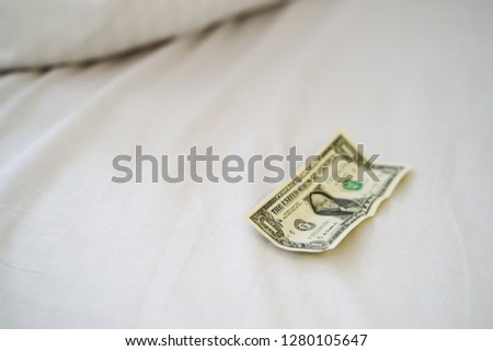 Room tips. Bed and money .  Payment for the hotel service. A tip for the staff.