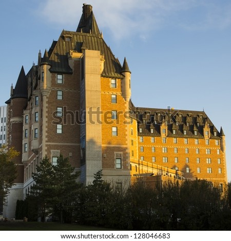 There are few hotels in Canada where dramatic location and superb historic architecture come together so magnificently as the Delta Bessborough in Saskatoon.