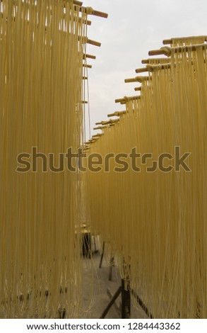 To dry Chinese noodles