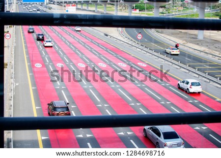 Six lane high-speed highway. The speed limit is one hundred kilometers per hour.
