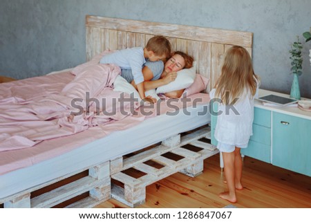  Son and daughter try to wake up their tired mother / Decline of strength of the mother