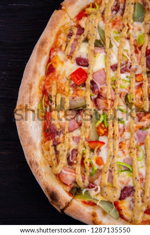 The Bavarian sausages and marinated vegetables pizza under mustard