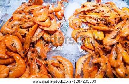 boiled shrimps in a market on ice