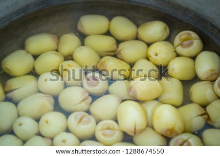 Boiling lotus seeds in a pot.