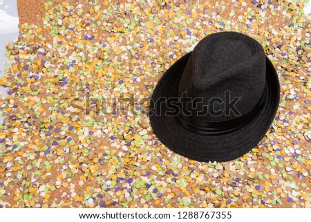 iBackground of confetti with elements related to the carnival and summer. Panama hat.
