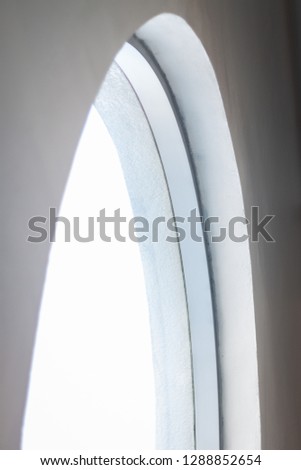 Half-curved glass with a splash of light