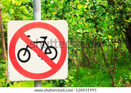 Sign no bicycle pass in the garden