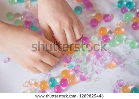 Sensory games with broken hydrogel water beads