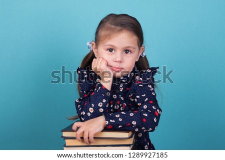 little gir reading a books 