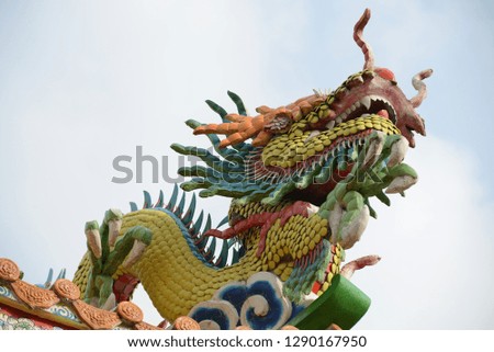 dragon statues in chinese temple