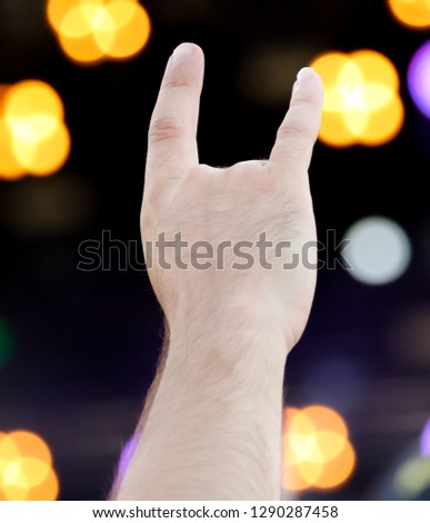 Two fingers on the hand at the concert .