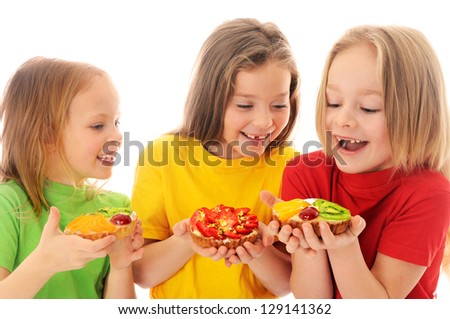 	Kids eating cake with cream and fruits