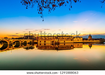 The Pont Neuf, the Hôtel-Dieu and the hospital de la Grave, reflecting in the Garonne, at sunset, in Toulouse, in Haute Garonne, in Occitanie, France