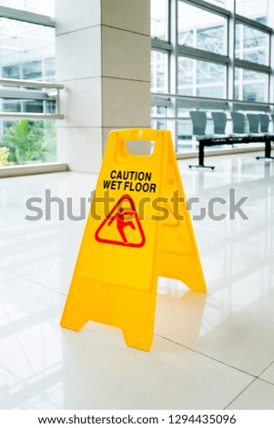 Sign showing warning of wet floor.