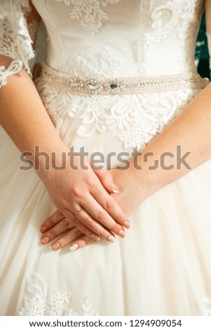 bride hold the hand with a wedding ring in her hand on the wedding day
