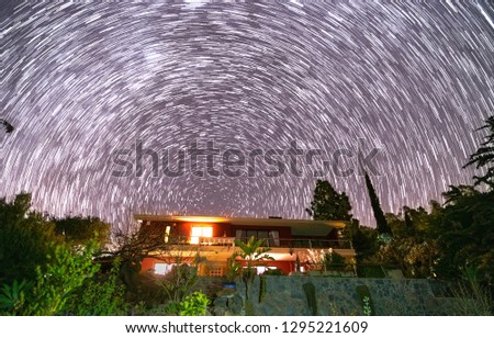 tree house under a sky fill of stars during a night
