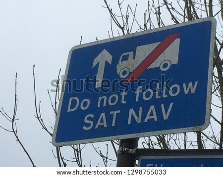 Street sign stating “Do not follow SAT NAV” warning to lorry drivers to turn off their Satellite Navigation systems