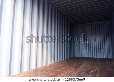 Inside the container Space before packing