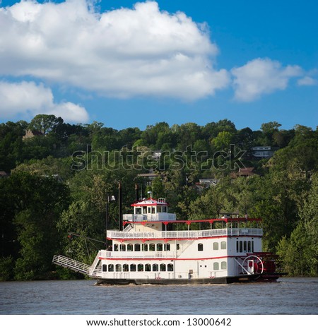 Paddlewheel riverboat traveling down the Ohio river toward Cincinnati in summer. Royalty-Free Stock Photo #13000642